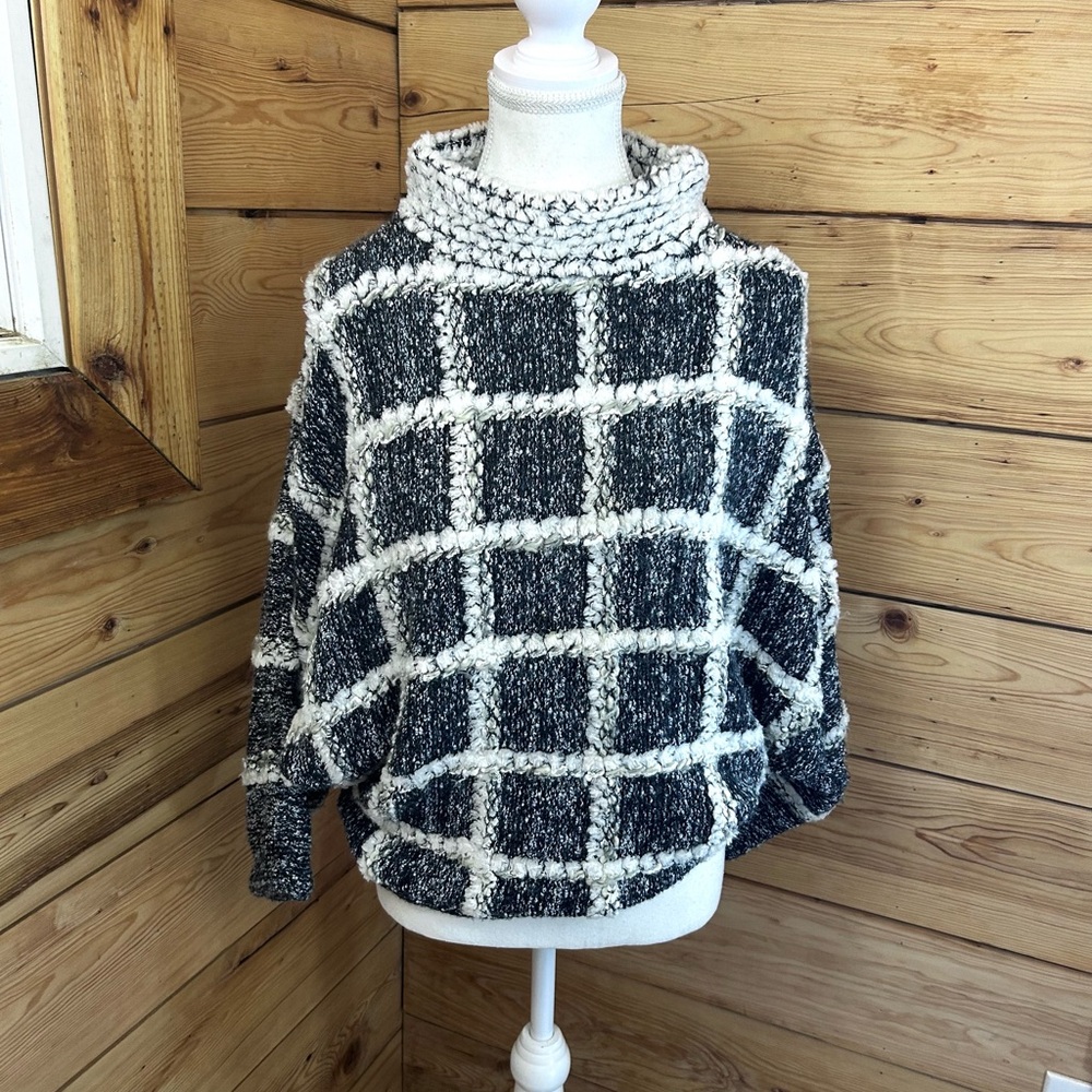 Vintage Sweater Women’s Medium Black‎ White Turtleneck Sweater Cowl Retro Y2K